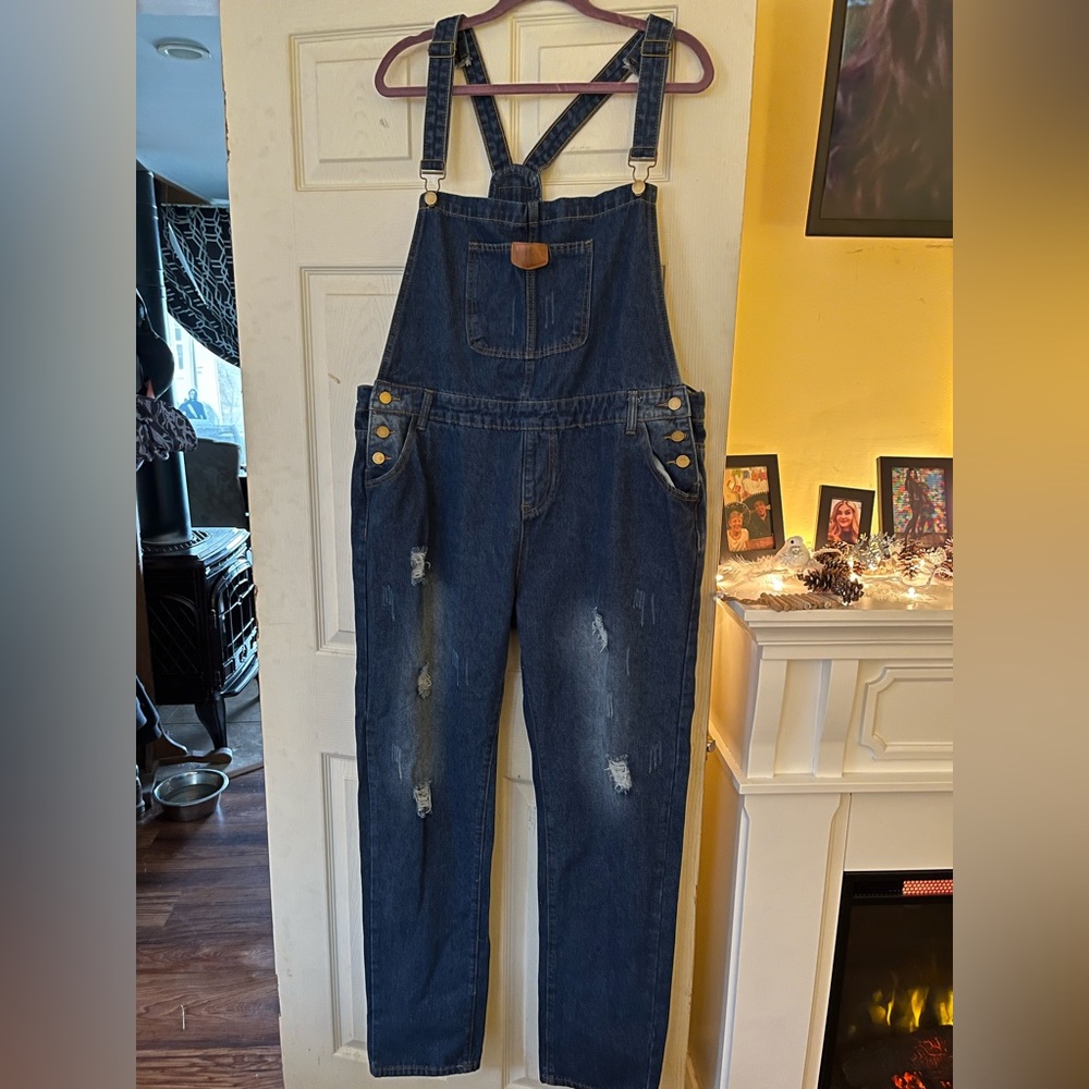 New with tags Ava Costume xxl denim overalls w rips in legs. Very nice fit.